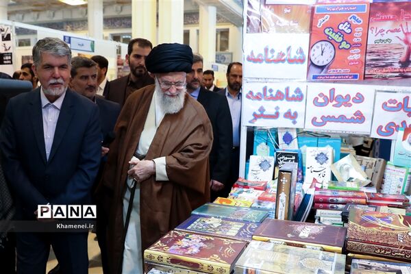 بازدید رهبر انقلاب از سی و‌‌ یکمین نمایشگاه بین‌المللی کتاب تهران