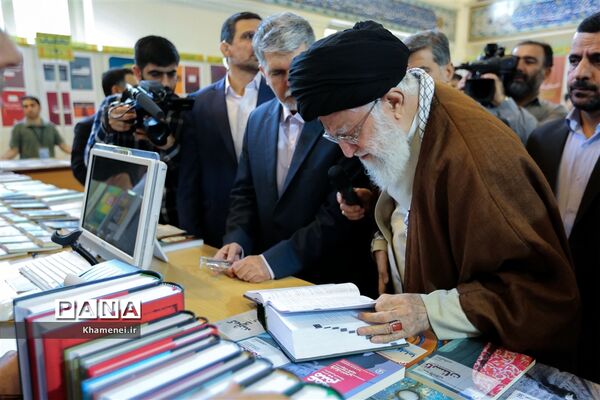 بازدید رهبر انقلاب از سی و‌‌ یکمین نمایشگاه بین‌المللی کتاب تهران