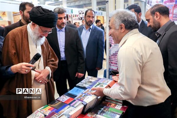 بازدید رهبر انقلاب از سی و‌‌ یکمین نمایشگاه بین‌المللی کتاب تهران