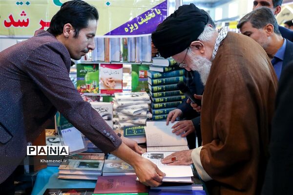 بازدید رهبر انقلاب از سی و‌‌ یکمین نمایشگاه بین‌المللی کتاب تهران