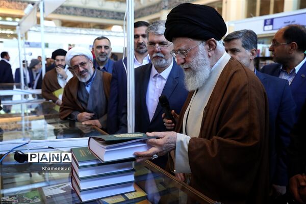 بازدید رهبر انقلاب از سی و‌‌ یکمین نمایشگاه بین‌المللی کتاب تهران