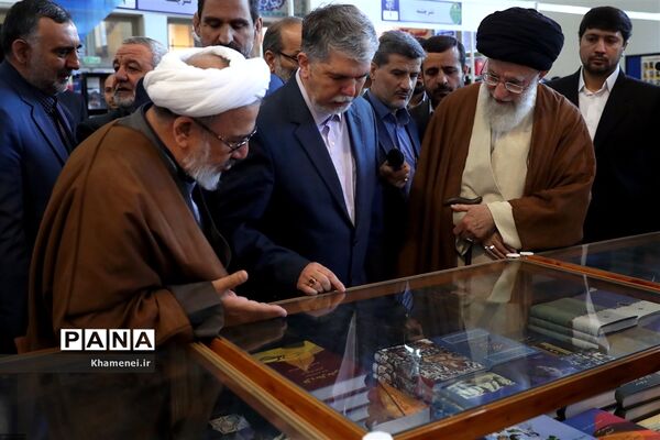 بازدید رهبر انقلاب از سی و‌‌ یکمین نمایشگاه بین‌المللی کتاب تهران