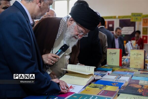 بازدید رهبر انقلاب از سی و‌‌ یکمین نمایشگاه بین‌المللی کتاب تهران
