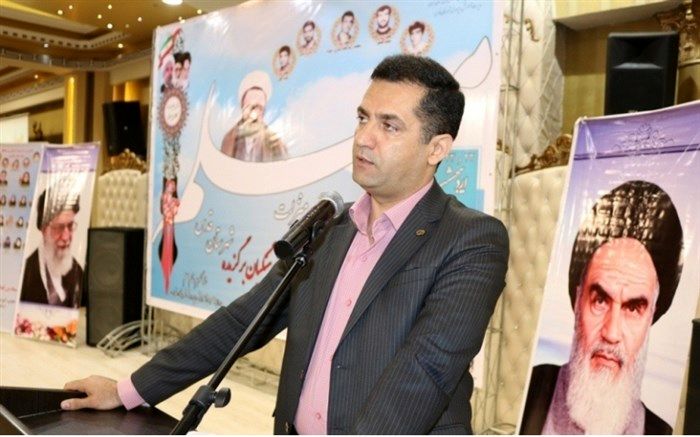 نقش معلم ،روشنگری و تاباندن نور به عرصه های تاریک وجود بشر است