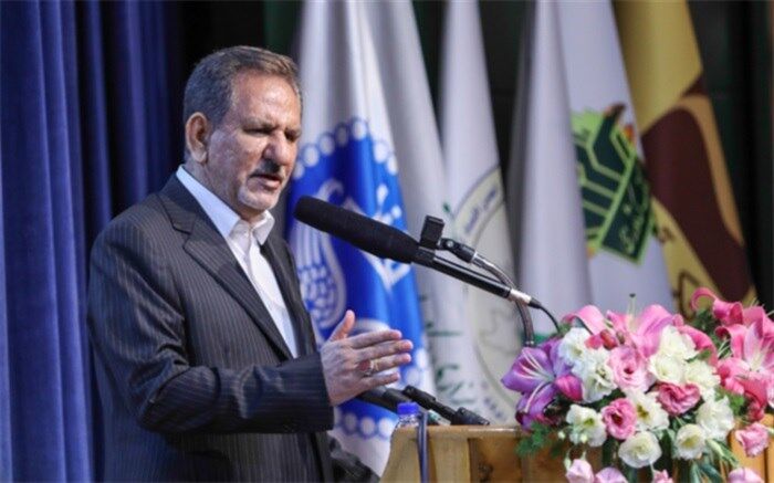 جهانگیری:‌ اقتصاد ایران نه تنها متوقف نشده است، با سرعت کار خود را ادامه می‌دهد