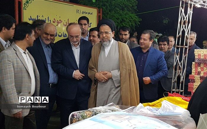 بازدید وزیر اطلاعات از غرفه های مددجویان کمیته امداد استان البرز