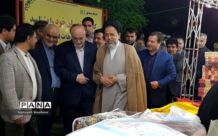 بازدید وزیر اطلاعات از غرفه های مددجویان کمیته امداد استان البرز
