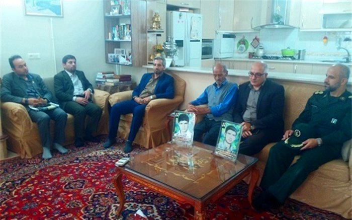 دیدار مدیر آموزش و پرورش زرندیه با خانواده شهدای دانش آموز