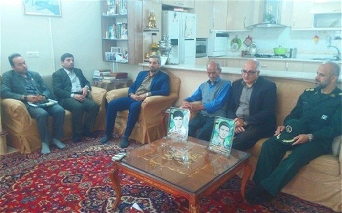 دیدار مدیر آموزش و پرورش زرندیه با خانواده شهدای دانش آموز