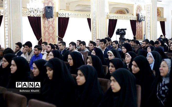 برخی قوانین مربوط به پوشش دختران دانشجو مربوط به دهه ۶۰ است