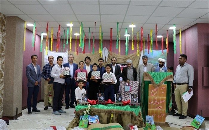 از کتاب چهار جلدی" پنج گنج" دانش آموزان ابتدایی شهرستان کوار در فارس رونمایی شد