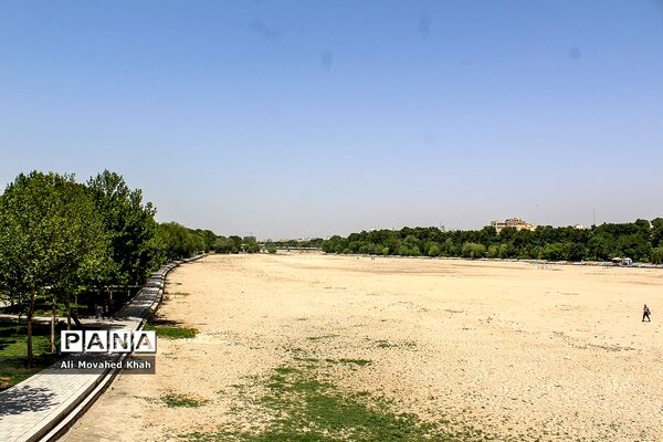 سی و سه پل بدون زاینده رود