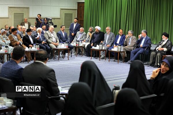 دیدار جمعی از شاعران و اهالی فرهنگ و ادب با مقام معظم رهبری