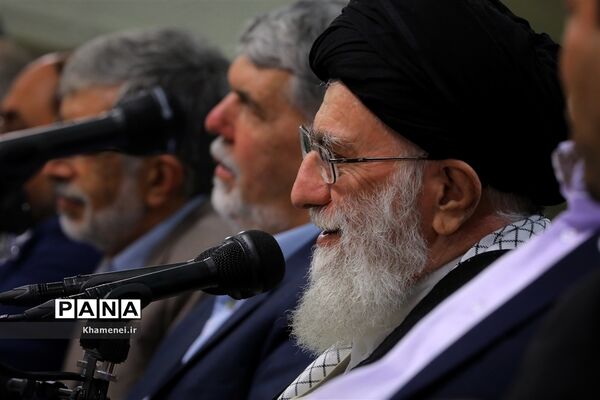 دیدار جمعی از شاعران و اهالی فرهنگ و ادب با مقام معظم رهبری