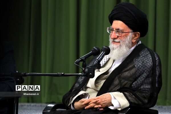 دیدار جمعی از شاعران و اهالی فرهنگ و ادب با مقام معظم رهبری