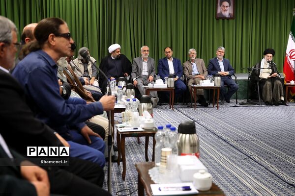 دیدار جمعی از شاعران و اهالی فرهنگ و ادب با مقام معظم رهبری