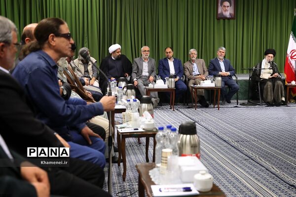 دیدار جمعی از شاعران و اهالی فرهنگ و ادب با مقام معظم رهبری