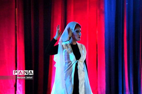 اجرای نمایش «دمی در بازار هیزم فروشان»