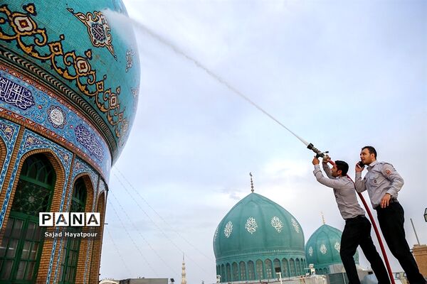 تعویض پرچم و شست و شوی گنبد مسجد مقدس جمکران