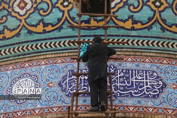 تعویض پرچم و شست و شوی گنبد مسجد مقدس جمکران