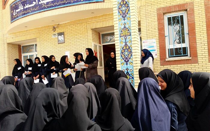 تجلیل از افتخار آفرینان پرورشی دبیرستان حضرت زینب (س) کاشمر