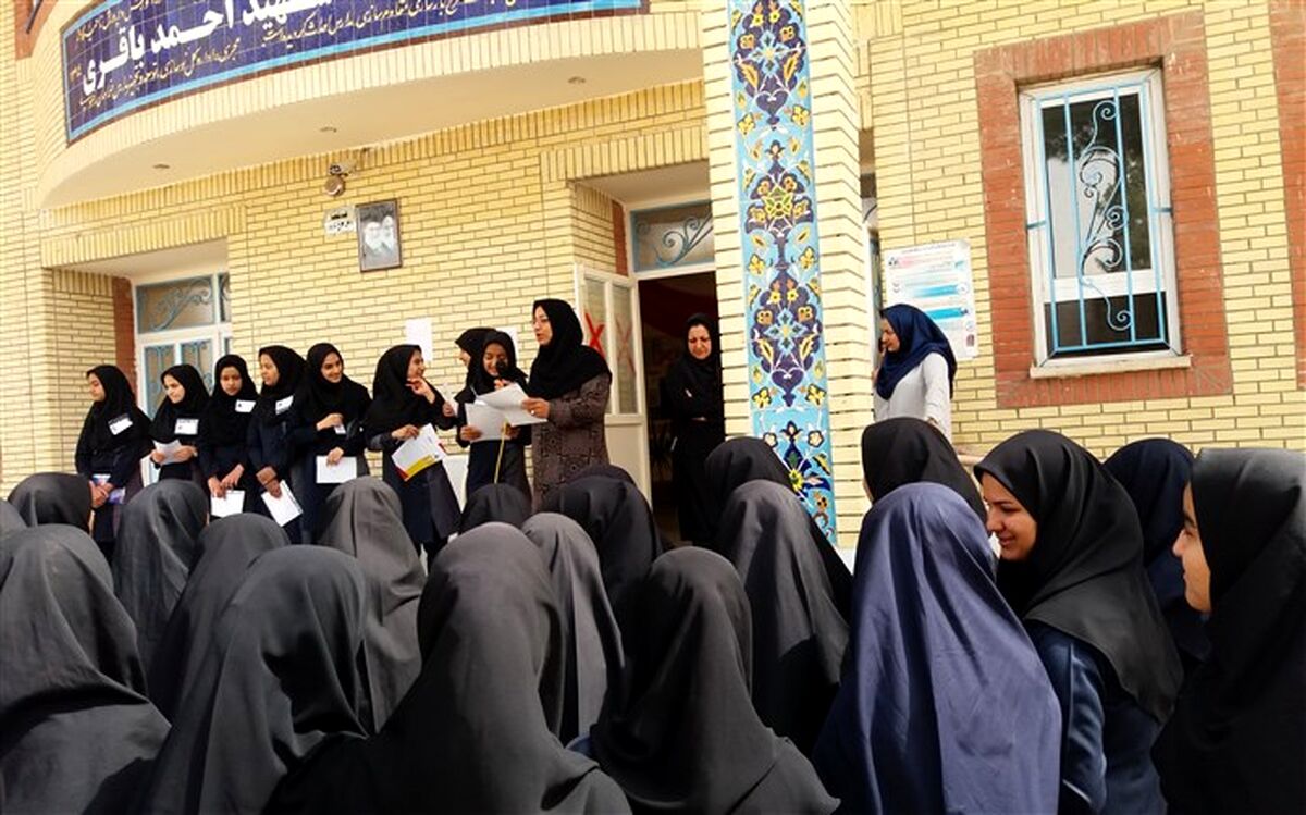 تجلیل از افتخار آفرینان پرورشی دبیرستان حضرت زینب (س) کاشمر