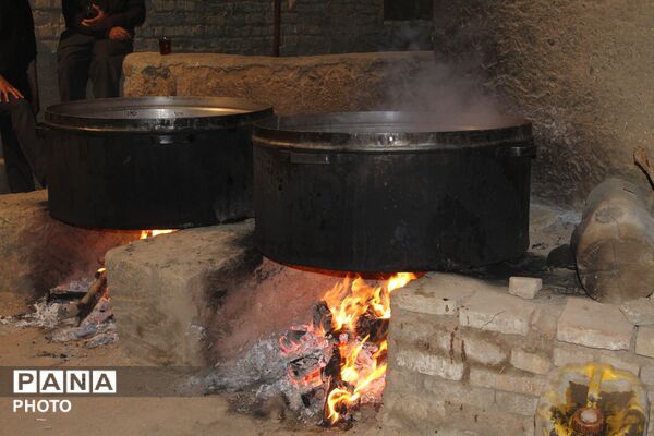 آماده‌سازی حلیم عاشورا در روستای اسحاق‌آبادی نیشابور