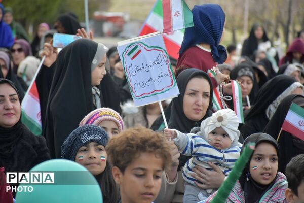 پرچم ایران در دستان کوچک؛ رژه کودکانه امام رضایی‌ها در قروه