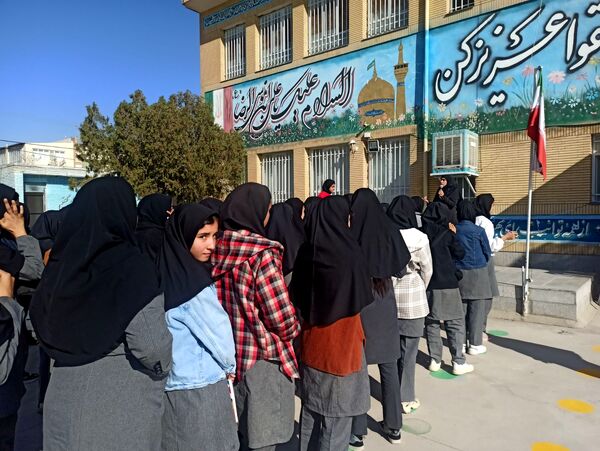 انتخابات شورای دانش آموزی در دبیرستان دخترانه امید 