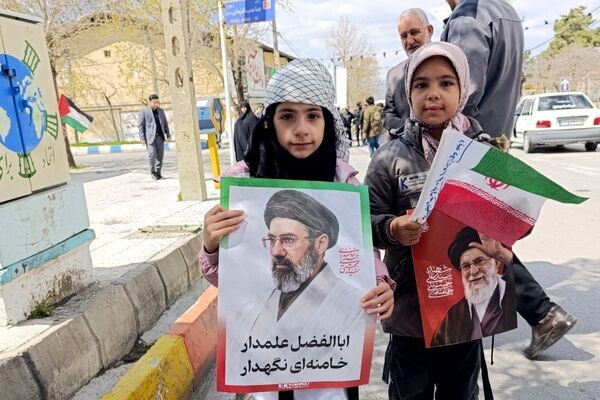 چهل روز تنهایی پس از شهادت امام انقلاب؛ مردم اسدآباد همچنان در صحنه