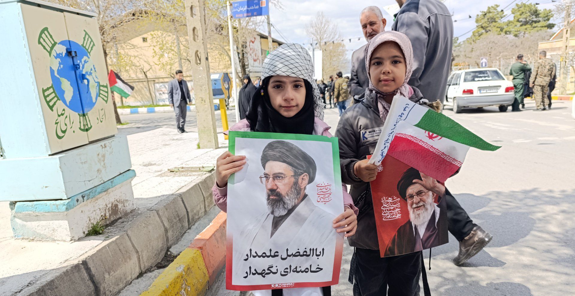 چهل روز تنهایی پس از شهادت امام انقلاب؛ مردم اسدآباد همچنان در صحنه