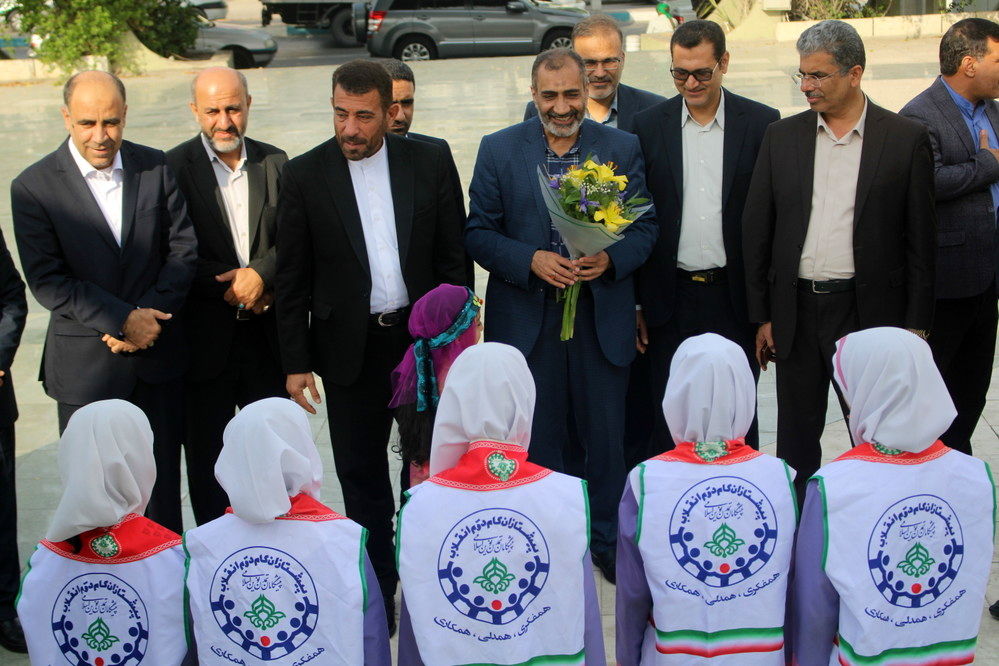 عطر افشانی مزار مطهر شهدای فرهنگی و دانش‌آموز شهرستان بوشهر  