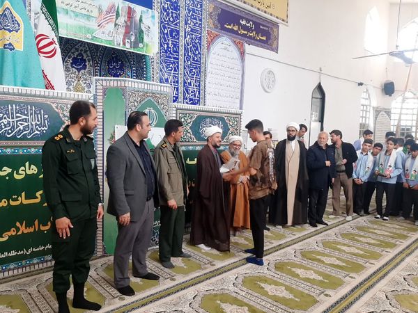 حضور دانش‌آموزان و برپایی میز خدمت در نماز جمعه این هفته آشخانه 