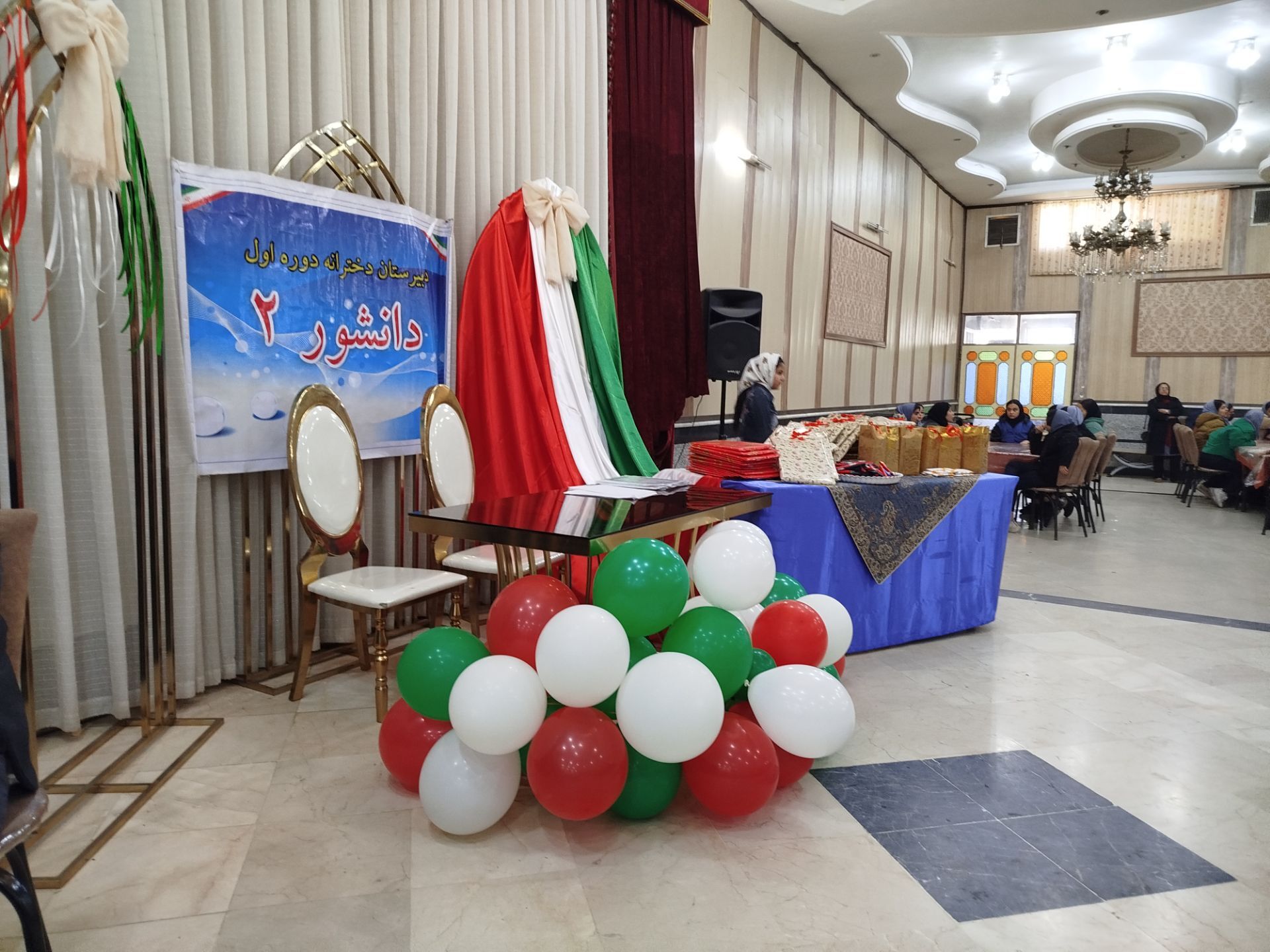 مراسم تقدیر و تشکر از دانش آموزان برتر درسی، اخلاقی و نماز جماعت در دبیرستان دخترانه دانشور 2 
