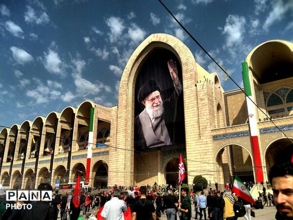 حضور دانش‌آموزان مدارس صدرای ولایت و شاهد فرقانی بناب در تشییع رهبر شهید