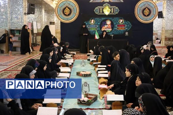  دورهمی دختران با قرائت سوره مبارکه فتح در رواق دارالذکر سومین حرم اهل بیت (ع)