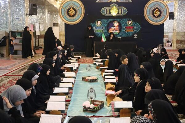  دورهمی دختران با قرائت سوره مبارکه فتح در رواق دارالذکر سومین حرم اهل بیت (ع)