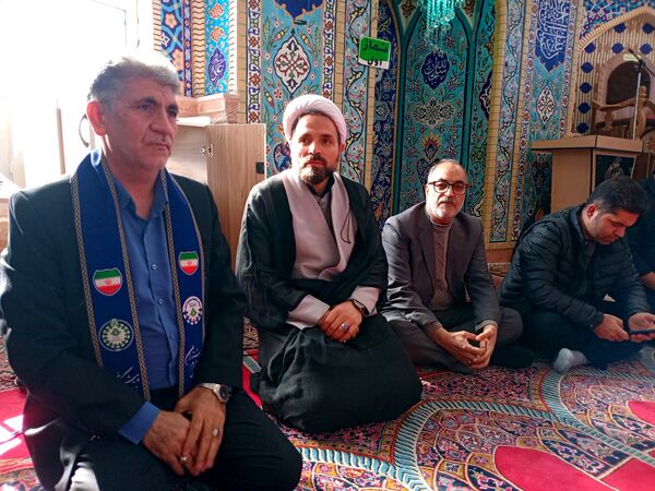 حضور مسئولان میان معتکفین مدرسه تمام تشکیلاتی پیشتازان صدرا متوسطه اول در اختتامیه اعتکاف 