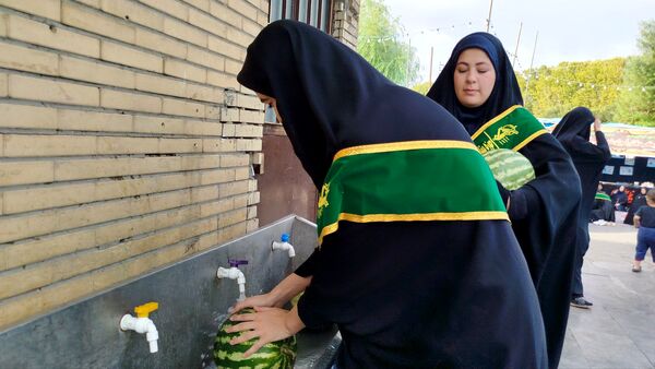 دانش‌آموزان ملایری، پیشگام در امر خدمت‌رسانی به زائران اباعبدالله الحسین (ع)