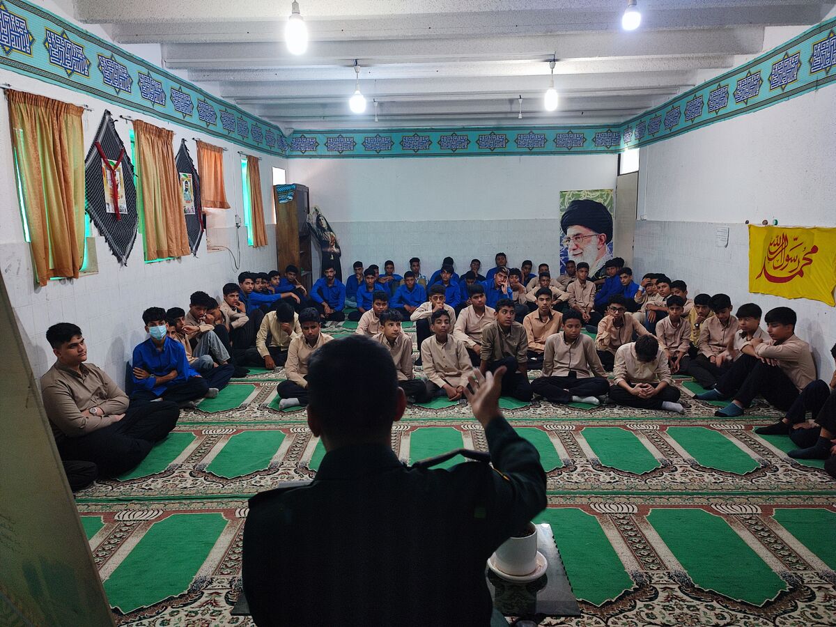نشست آموزشی پیشگیری‌های اجتماعی در دبیرستان پسرانه