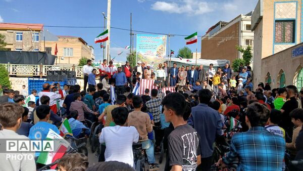 یادبودی در مسیر دوچرخه برای قهرمانان کوچک میناب