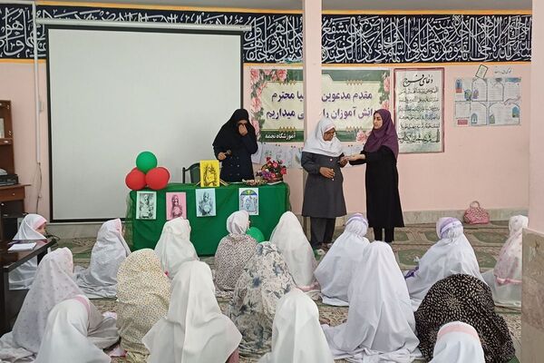 پیش‌اجلاسیه نماز در مدارس فیروزکوه با تجلیل از فعالان دینی