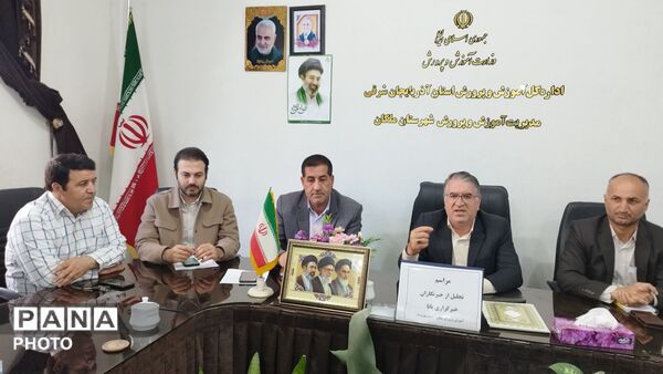 تقدیر از دانش آموز خبرنگاران ملکان توسط مدیر آموزش و پرورش