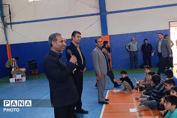 بازدید مدیرکل آموزش و پرورش خراسان شمالی از تمرین سرود «رهبر شهیدم» دانش‌آموزان بجنوردی