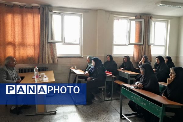 جلسات آموزشی در دبیرستان شاهد علامه طباطبایی ناحیه 2 شهرری 