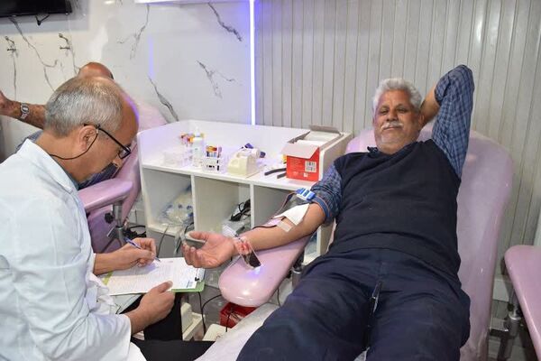 بازدید مدیر آموزش و پرورش بهاباد از پایگاه انتقال خون در بیمارستان حکیم بهابادی