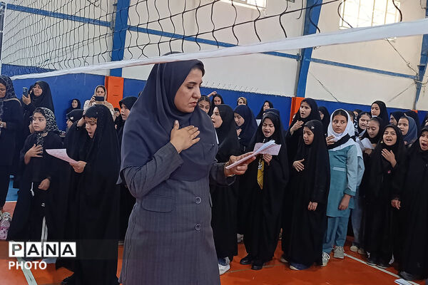 بازدید مدیرکل آموزش و پرورش خراسان شمالی از تمرین سرود «رهبر شهیدم» دانش‌آموزان بجنوردی