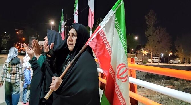 یک دنیا شاهد و مبهوت از حضور خیابانی مردم شهر بار