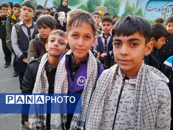 تقدیر دانش‌آموزان یک مدرسه در قم از پدر شهید کریمی