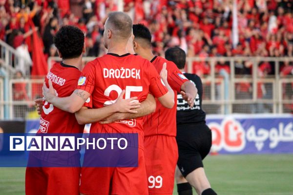 برد شیرین تراکتور در خانه مقابل آلمینیوم اراک